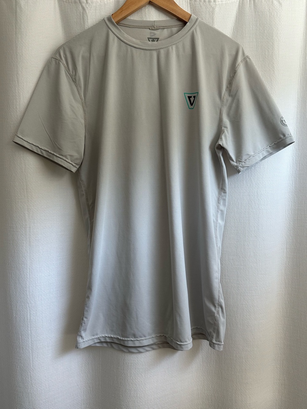 VISSLA Light Gray Short Sleeve Performance Tee with V Badge, M